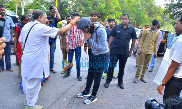 Check out Ranveer Singh seeks blessings from a pandit1