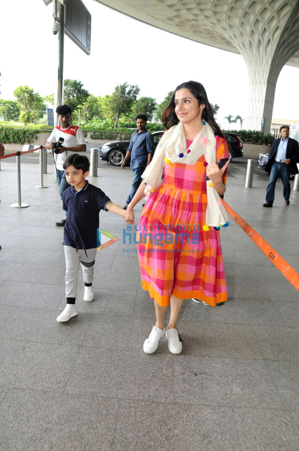 divya kumar khosla and mandira bedi at the airport 5