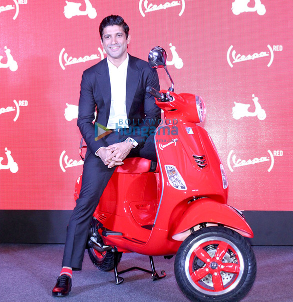 farhan akhtar launches vespa red scooters 1