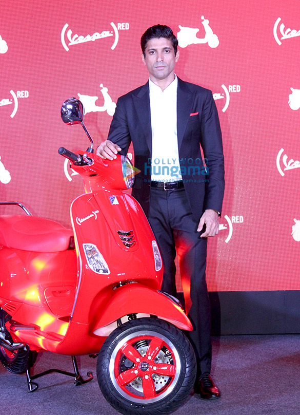 farhan akhtar launches vespa red scooters 3