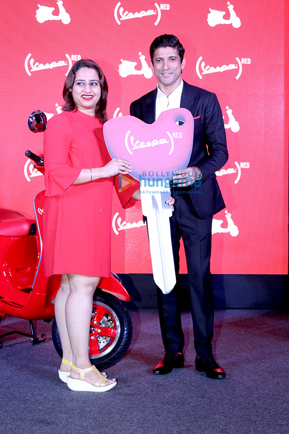 farhan akhtar launches vespa red scooters 4