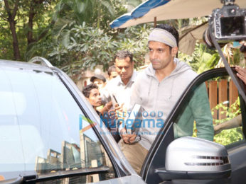 Farhan Akhtar snapped at B'blunt salon