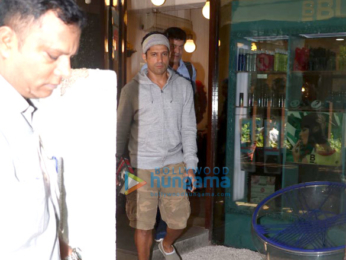Farhan Akhtar snapped at B'blunt salon