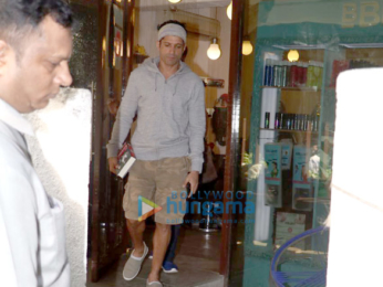 Farhan Akhtar snapped at B'blunt salon