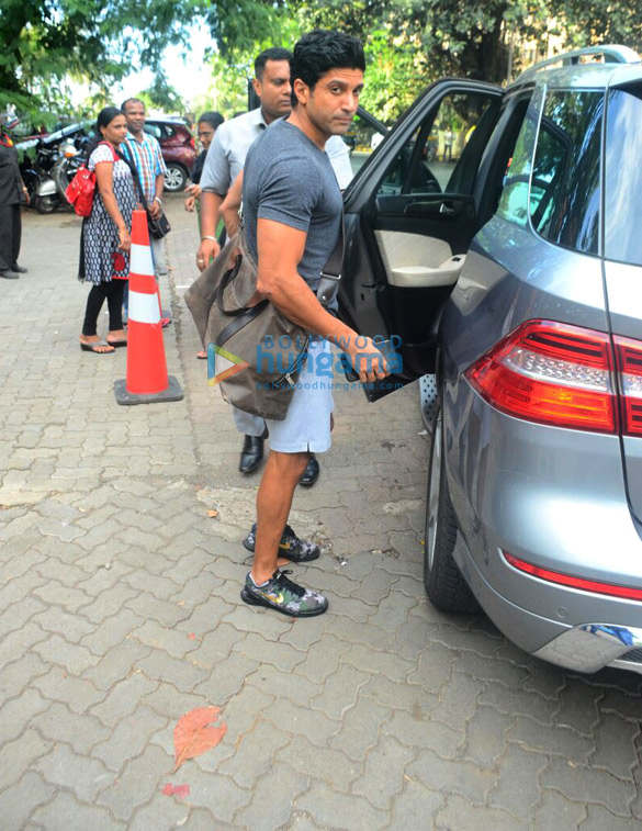 farhan akhtar spotted at otters club in bandra 2