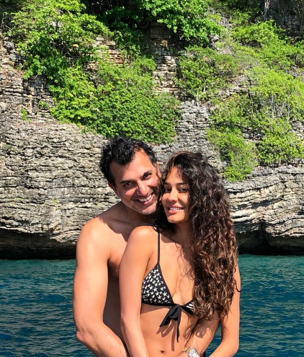 620px x 727px - HOT! Lisa Haydon celebrates her first wedding anniversary with hubby at a  secluded beach : Bollywood News - Bollywood Hungama