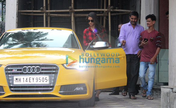 ileana dcruz spotted at clinic bandra 3