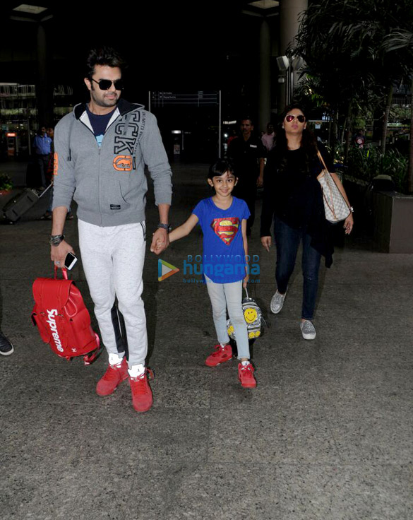 Manish Paul spotted with family at the airport