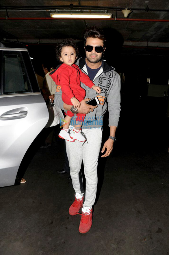 manish paul spotted with family at the airport 2