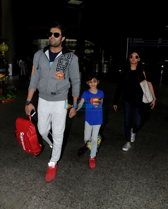 manish paul spotted with family at the airport 3
