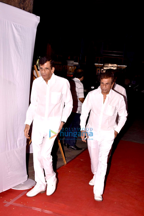 members of bollywood fraternity at ram mukerjis prayer meet 12