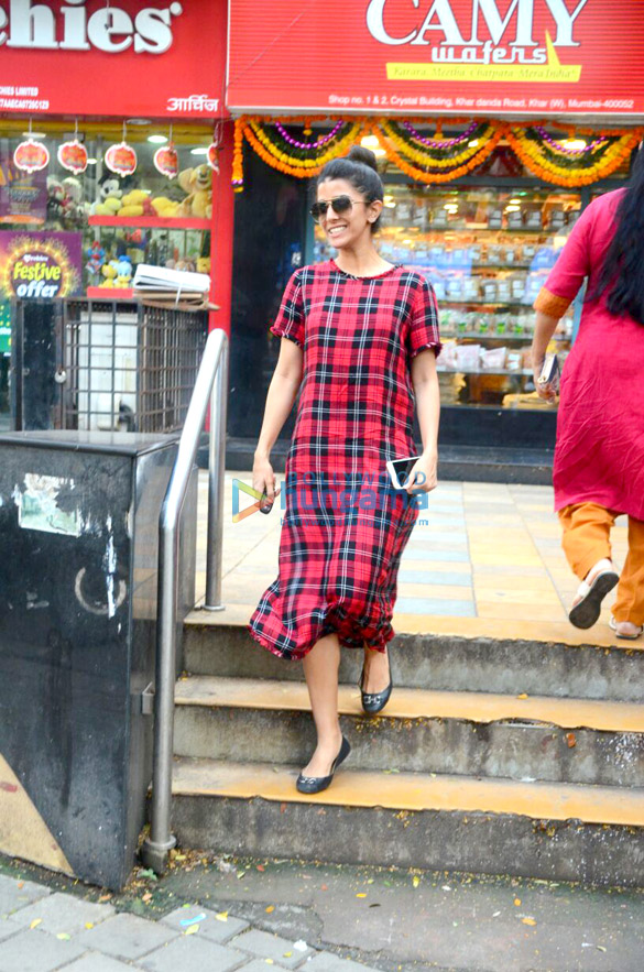 nimrat kaur spotted in bandra 4