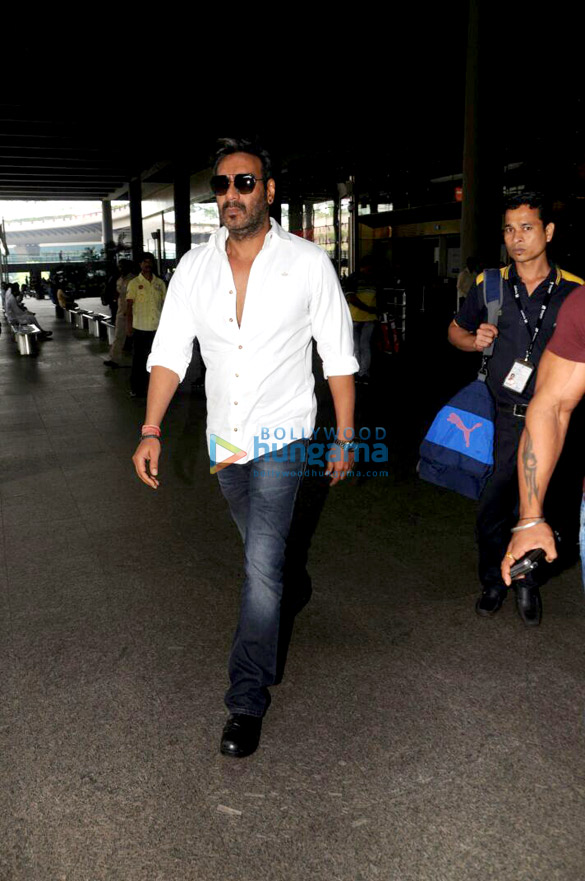 parineeti chopra arshad warsi ajay devgn airport arrive from delhi after golmaal again promotions 5