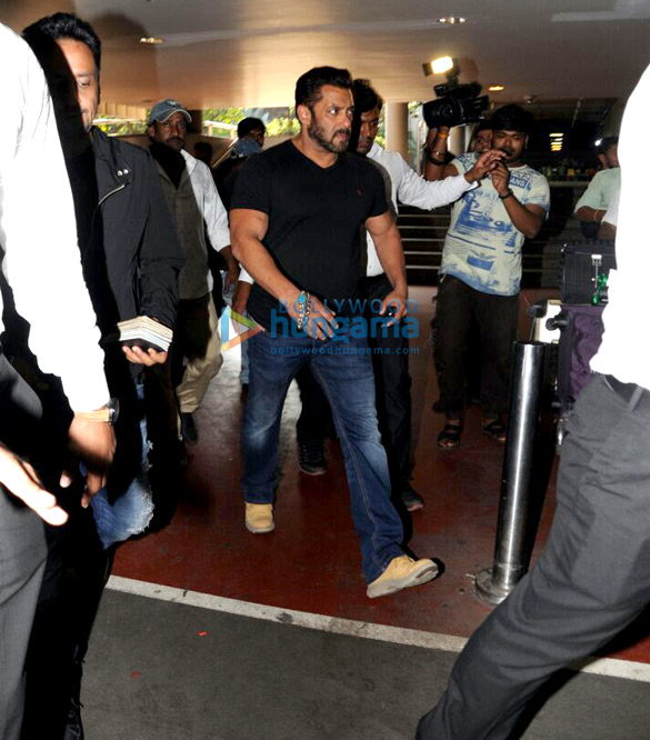 salman khan and katrina kaif arrive from in mumbai from greece 2