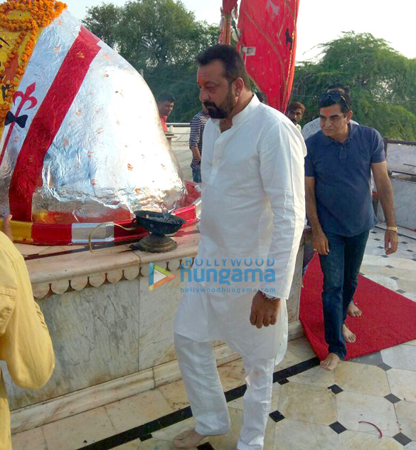 sanjay dutt visits a temple in bikaner 2