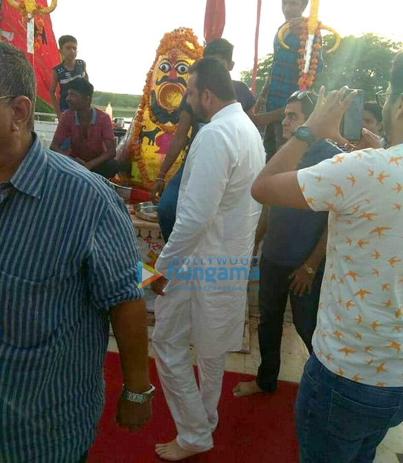 sanjay dutt visits a temple in bikaner 3