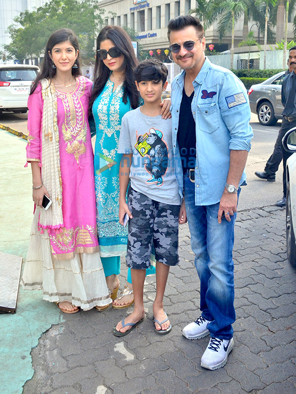 sanjay kapoor snapped with family for lunch 4