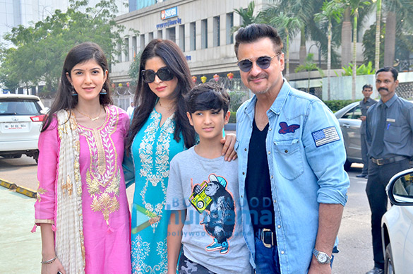 sanjay kapoor snapped with family for lunch 6