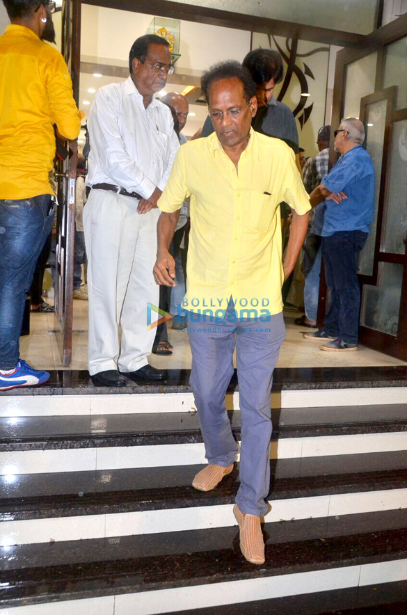 shah rukh khan farah khan divya dutta and others at kundan shahs prayer meet 3 2