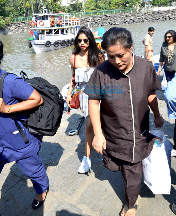 shah rukh khan gauri khan and his children snapped at gateway of india 3