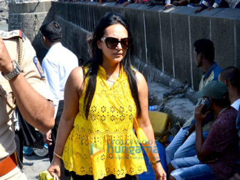 Shah Rukh Khan, Gauri Khan and his children snapped at Gateway Of India