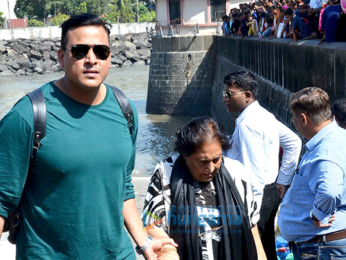 Shah Rukh Khan, Gauri Khan and his children snapped at Gateway Of India