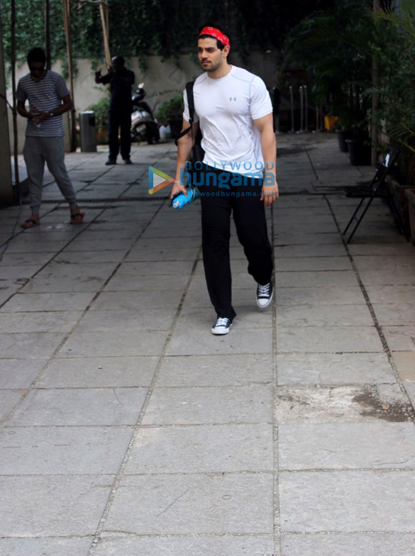 sooraj pancholi snapped outside reset gym 2