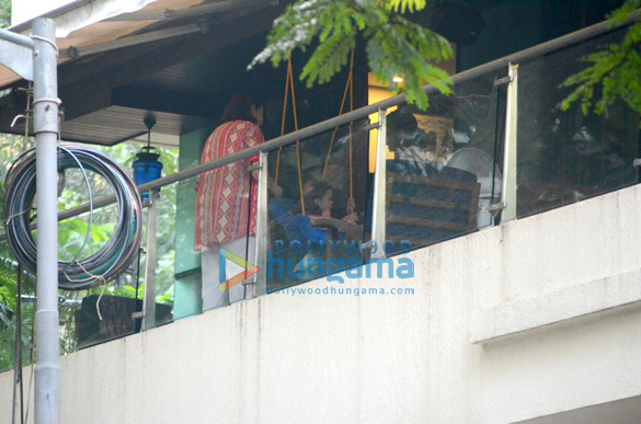 taimur spotted in his balcony enjoying some quality time with his grandmother 1