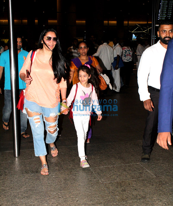 twinkle khanna and manyata dutt snapped at the airport 4