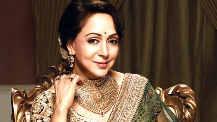 Check Out This Behind The Scenes Making Video Of Hema Malini’s Photoshoot For ‘Beyond The Dream Girl’ Check Out This Behind The Scenes Making Video Of Hema Malini’s Photoshoot For ‘Beyond The Dream Girl’