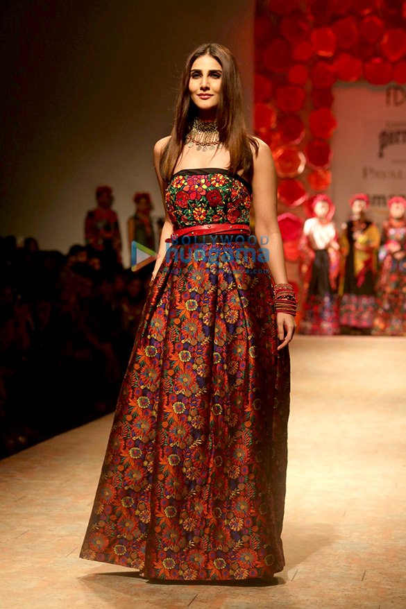 vaani kapoor walks the ramp for designer payal jain at the amazon india fashion week 3