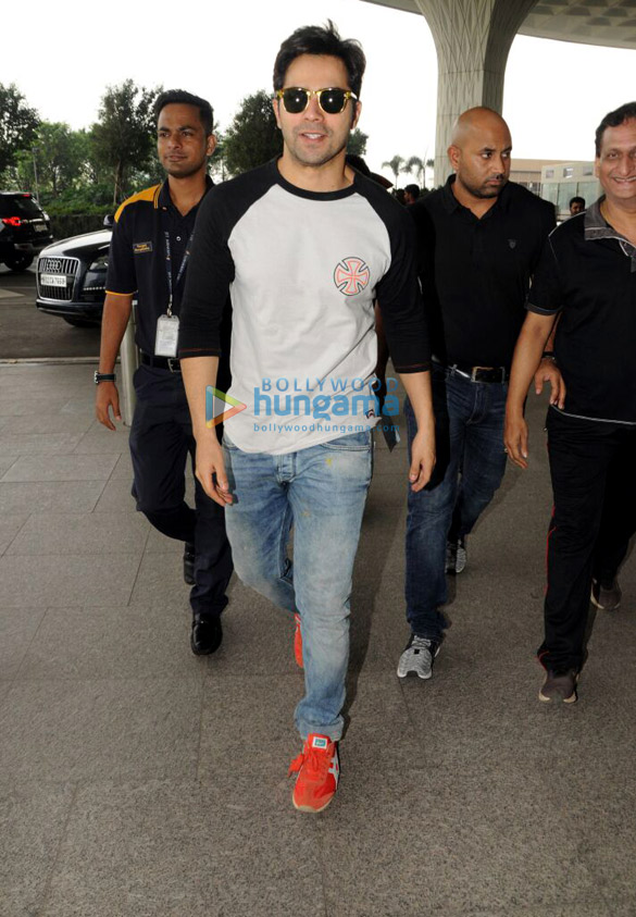 varun dhawan snapped at the airport while on his way to delhi 4