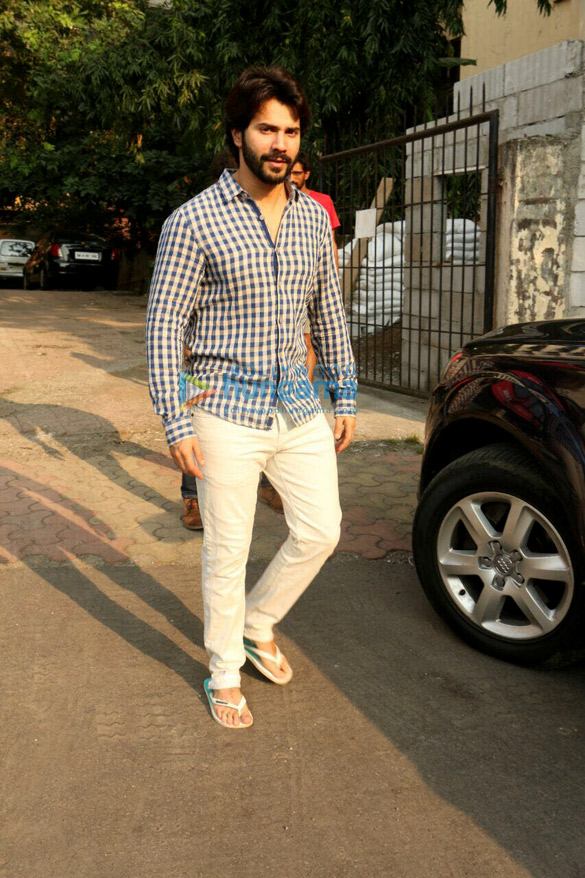 varun dhawan spotted at shoojit sircars office 2
