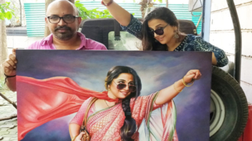 Director Suresh Triveni gifts Vidya Balan an oil painting of the film poster