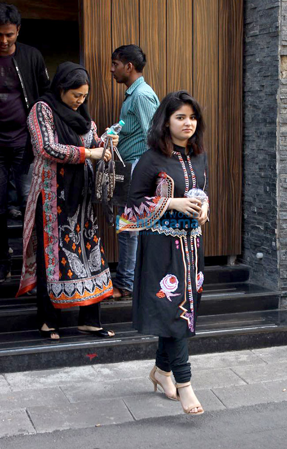 zaira wasim spotted at amir khans house for interviews 3