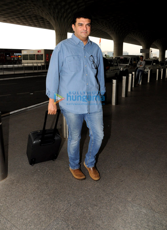 aamir khan akshay kumar sunny leone and others snapped at the airport 12