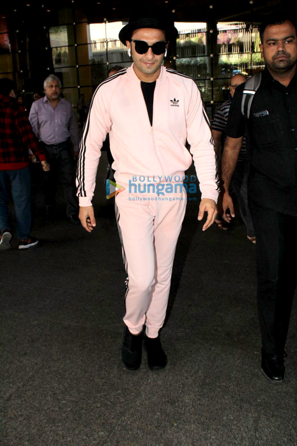 aamir khan rani mukerji and others snapped at the airport 1 2