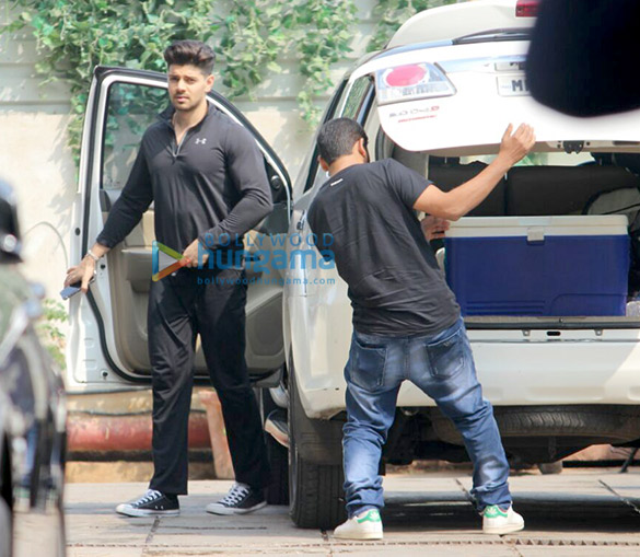aditya roy kapur and sooraj pancholi spotted outside their gym 6