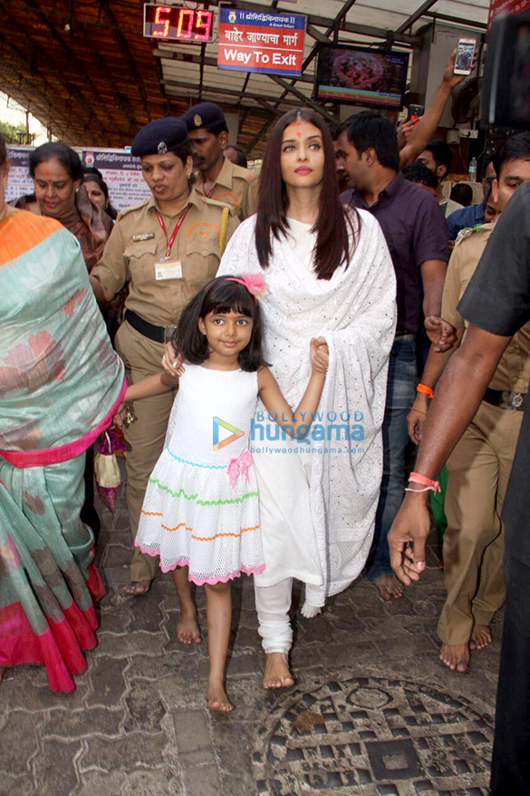 aishwarya rai bachchan and her mom seek blessings at siddhivinayak temple on her birthday 2