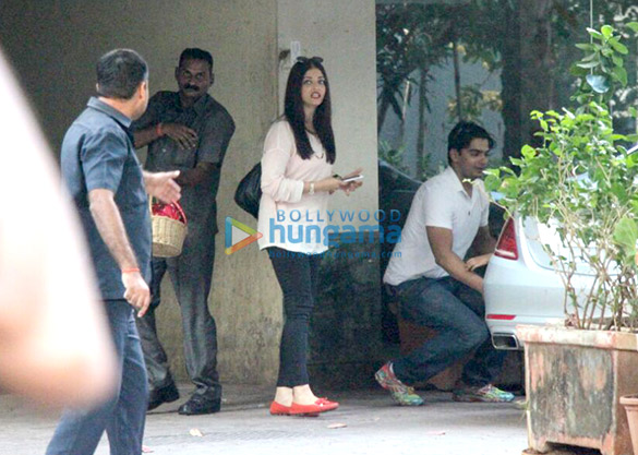 aishwarya rai bachchan spotted at her mothers house 2