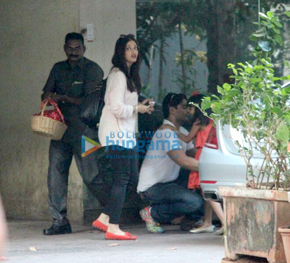 aishwarya rai bachchan spotted at her mothers house 3