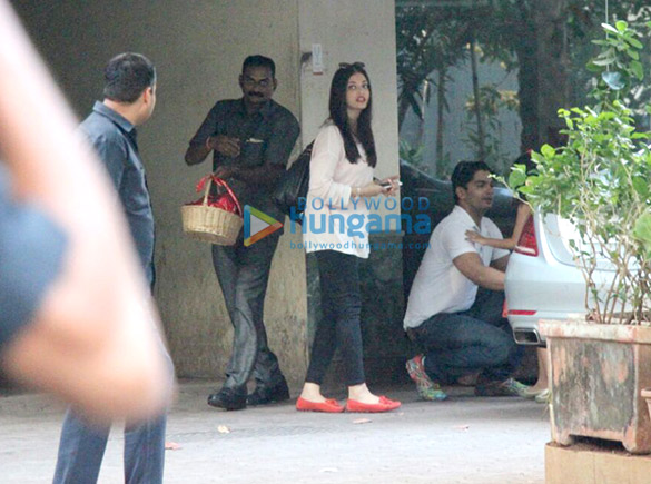 aishwarya rai bachchan spotted at her mothers house 4