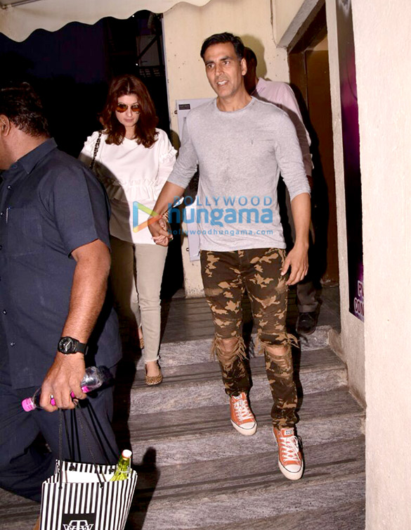 akshay kumar snapped with family at pvr juhu 4