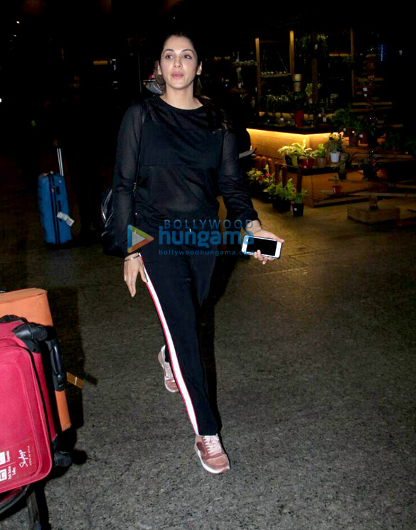 alia bhatt taapsee pannu and others snapped at the airport 7