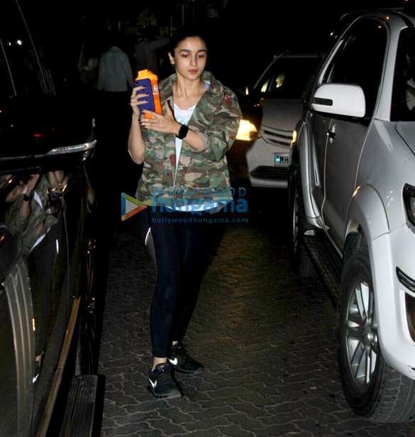alia bhatt snapped at a dubbing studio 2