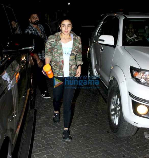alia bhatt snapped at a dubbing studio 3