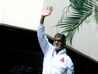 Amitabh Bachchan snapped waving his fan at Jalsa