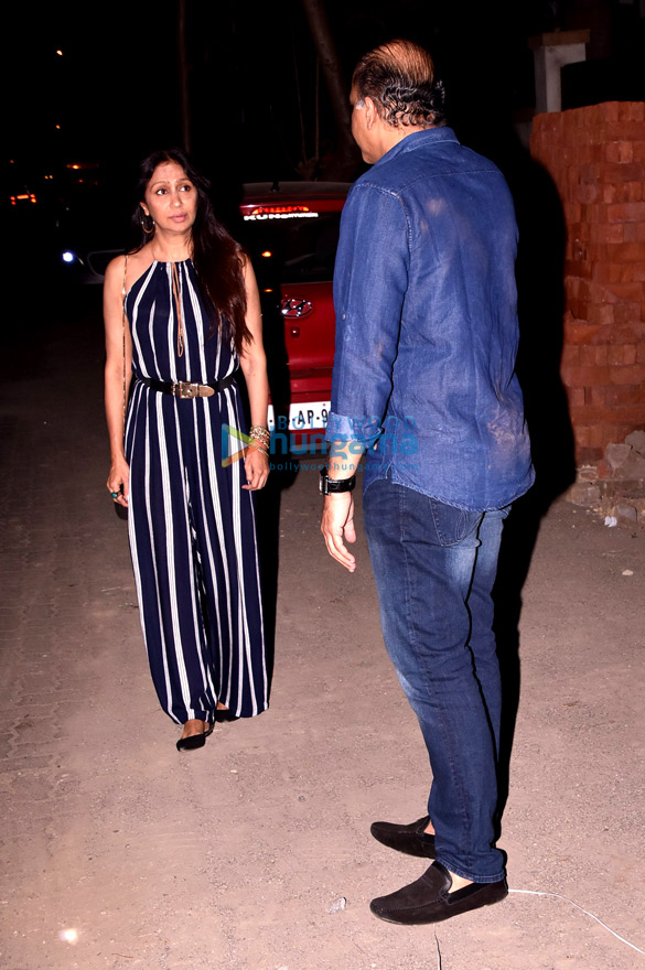 ashutosh gowariker snapped with wife 3