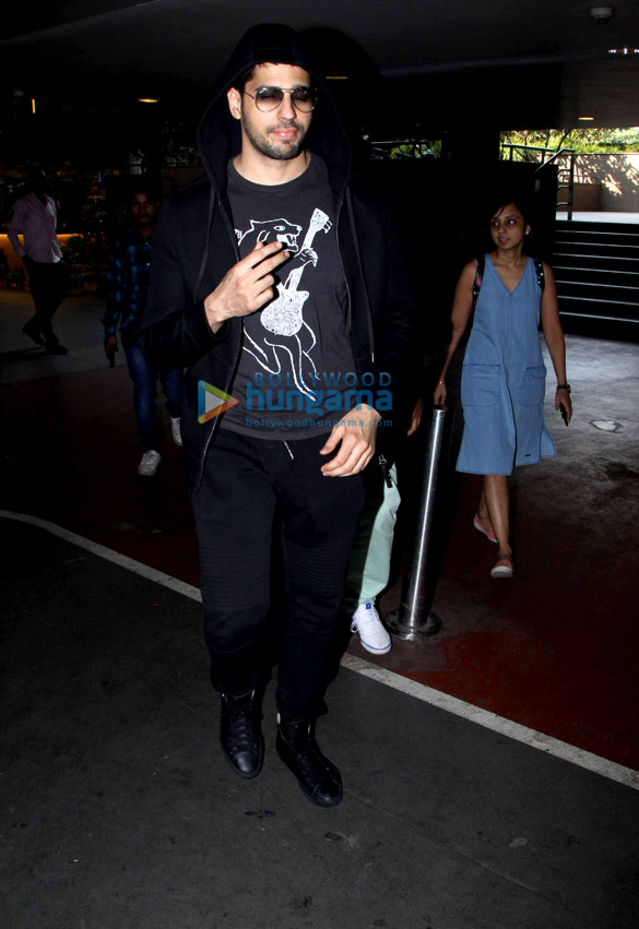 celebs snapped at the airport 1 3