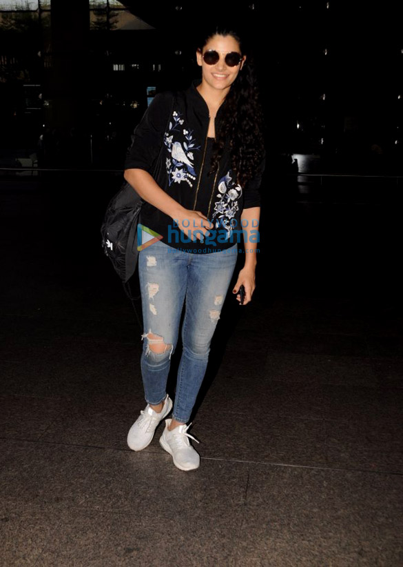 celebs snapped at the airport 1 4